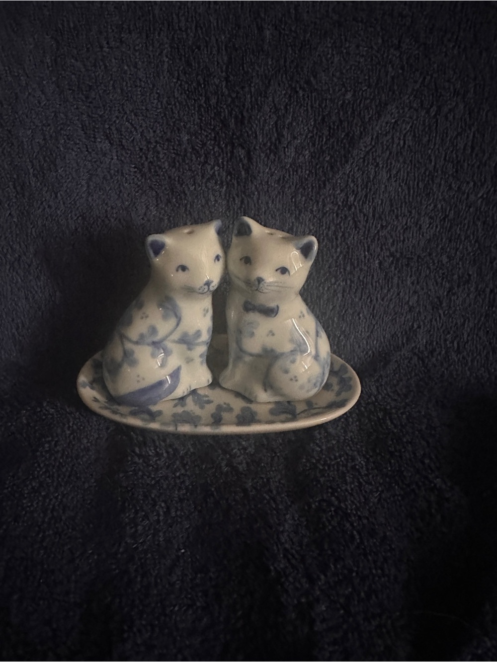 Vintage Andrea By Sadek Porcelain Cats Blue & White Salt/Pepper Shakers w/ Tray